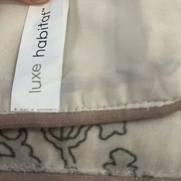 Table Runner - Picture 5 of 6